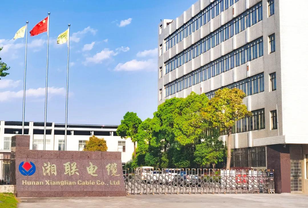 今日小雪，用一組湘聯(lián)小伙伴拍攝的美照來迎接廠區(qū)的冬天！